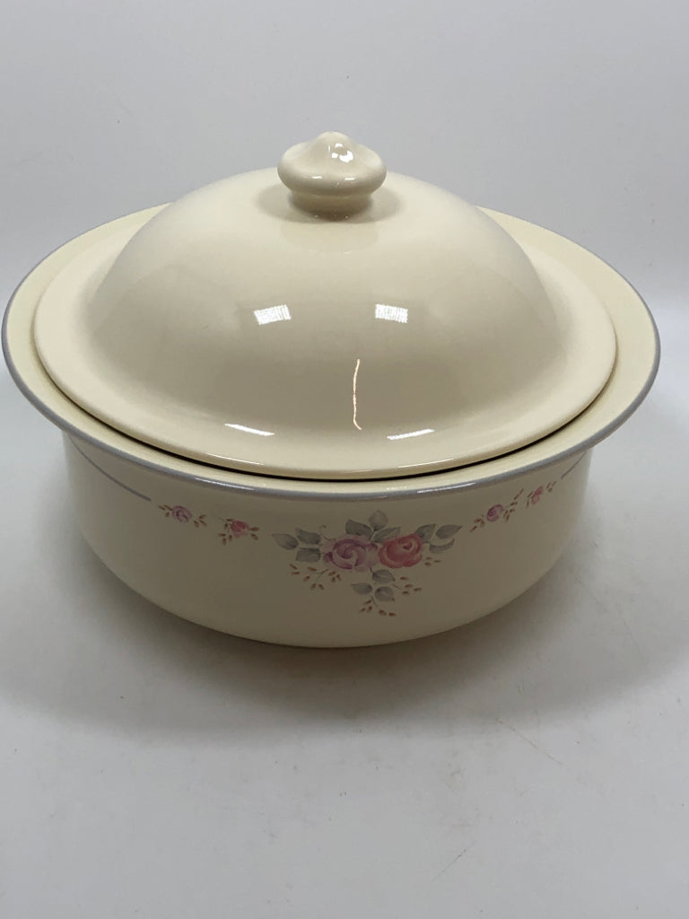 PFALTZGRAFF TROUSSEAU PATTERN COVERED CASSEROLE DISH.