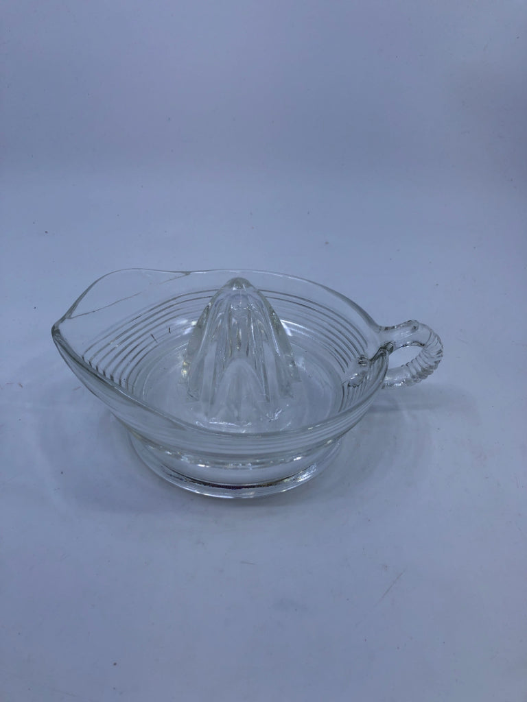 VTG CLEAR GLASS JUICER W HANDLE.