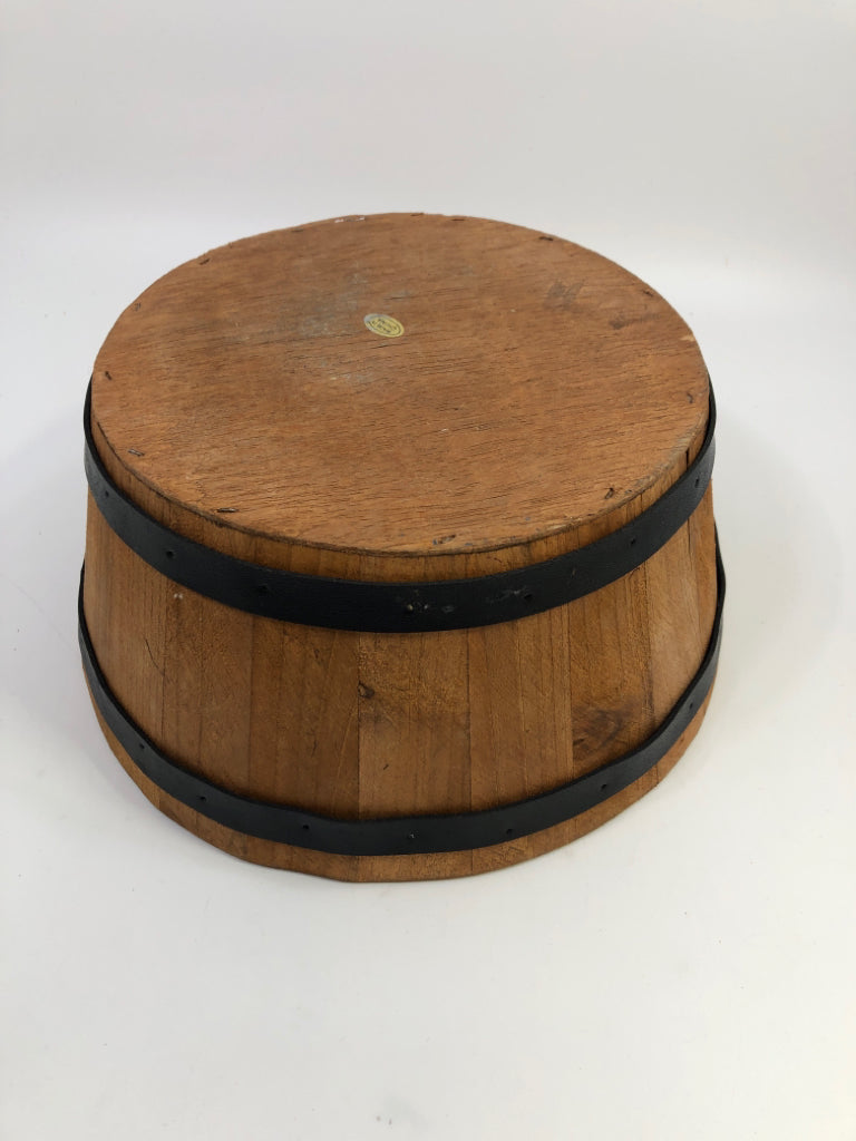 WOOD W/BLACK TRIM FLOWER BUCKET.