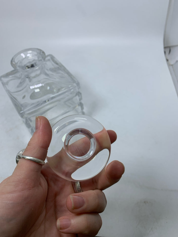 SQUARE CRYSTAL DECANTER W/ LINES FLAT TOP STOPPER.