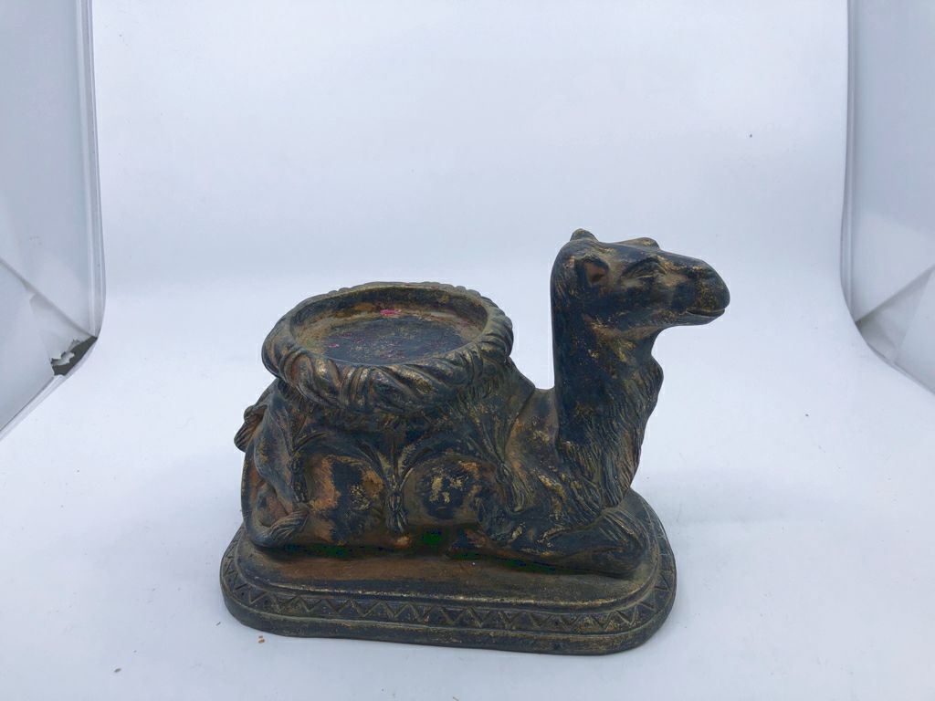 VTG DISTRESSED LAYING CAMEL PILLAR CANDLE HOLDER.