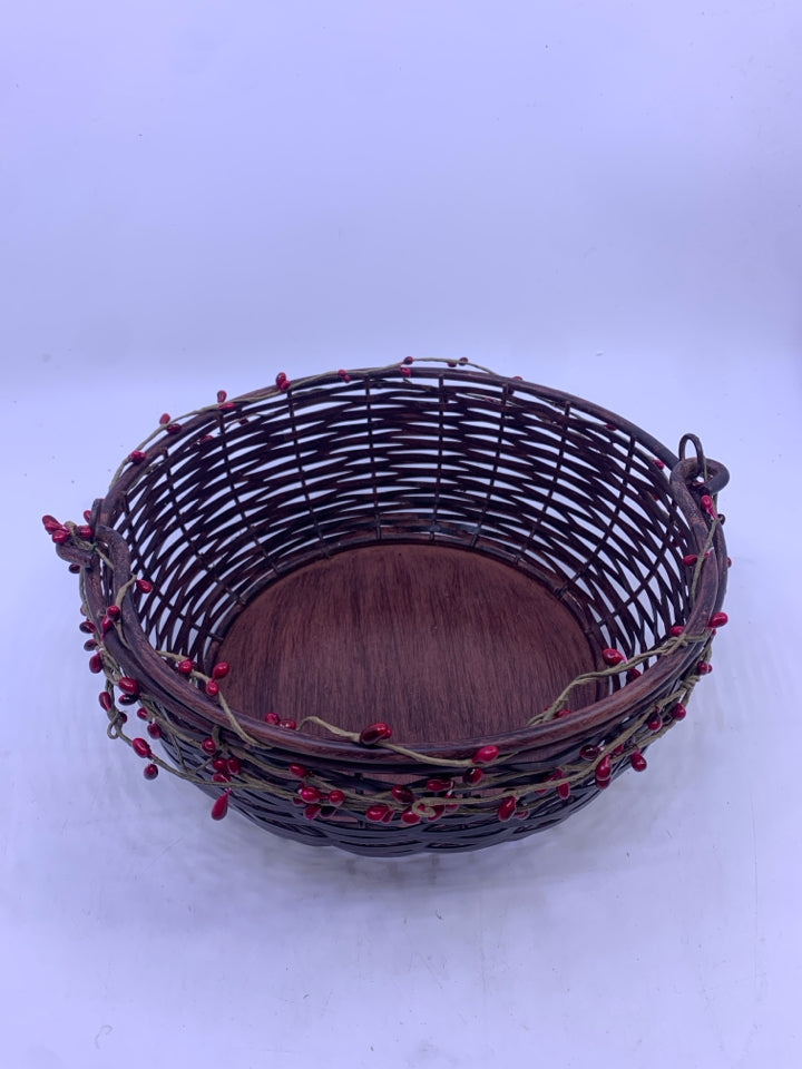 DARK METAL BASKET W PIP BERRIES.