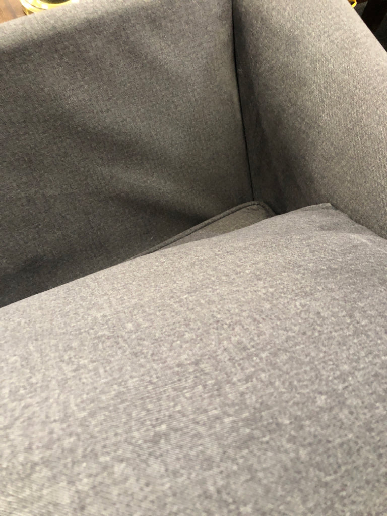 SOFT GRAY OVERSIZED CHAIR.