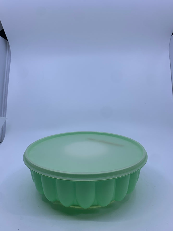 VTG GREEN TUPPERWARE JELLO MOLD.