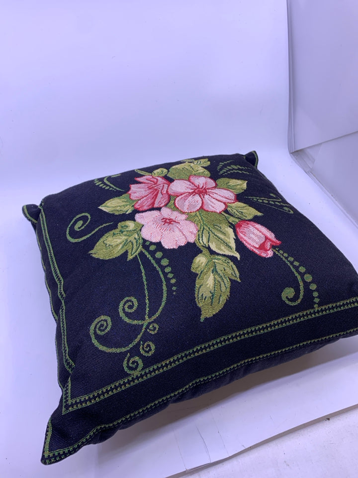 BLACK/PINK FLOWERS ACCENT PILLOW.