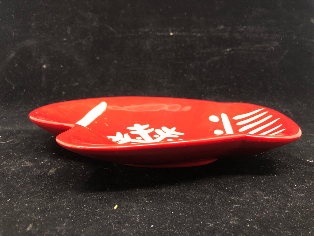 RED MITTEN PLATE.