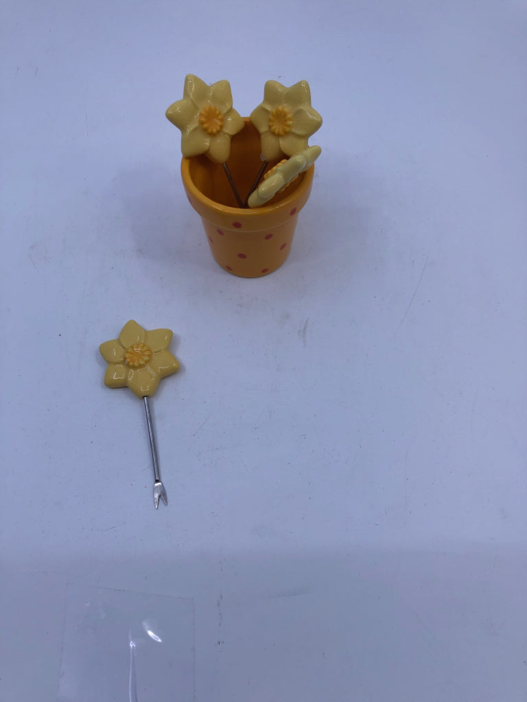 5 PC YELLOW FLORAL TOOTHPICK SET.