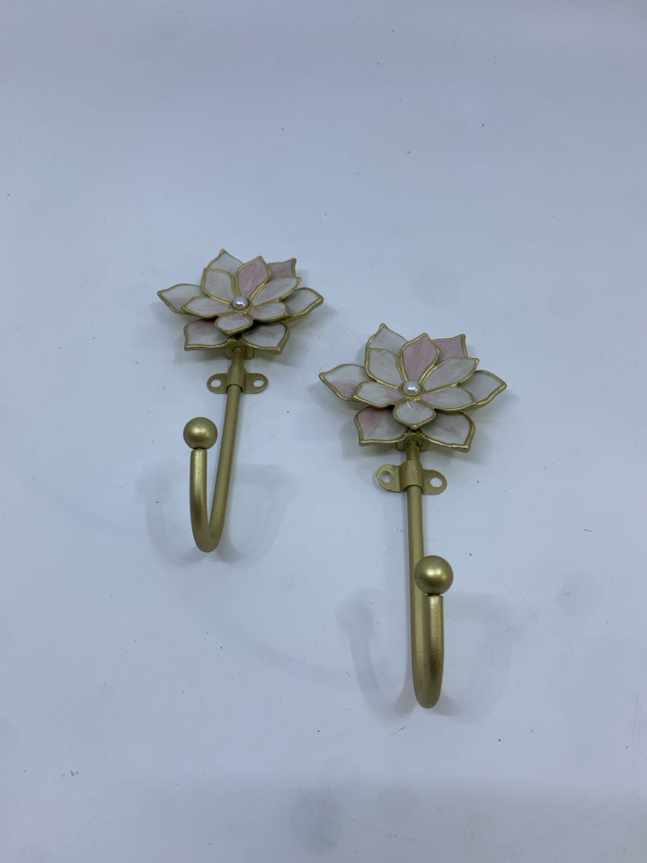 2PC GOLD FLOWER WALL-HOOKS.
