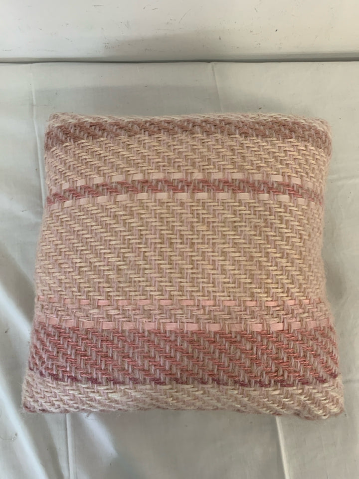 TWO TONE PINK KNITTED PILLOW.