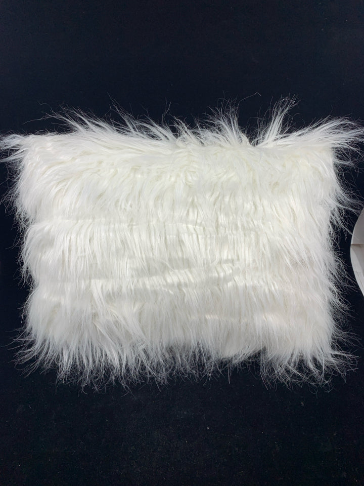 WHITE RECTANGLE FAUX FUR PILLOW.