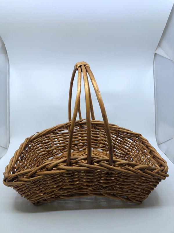 ARCHED WOVEN BASKET W/ HANDLE.