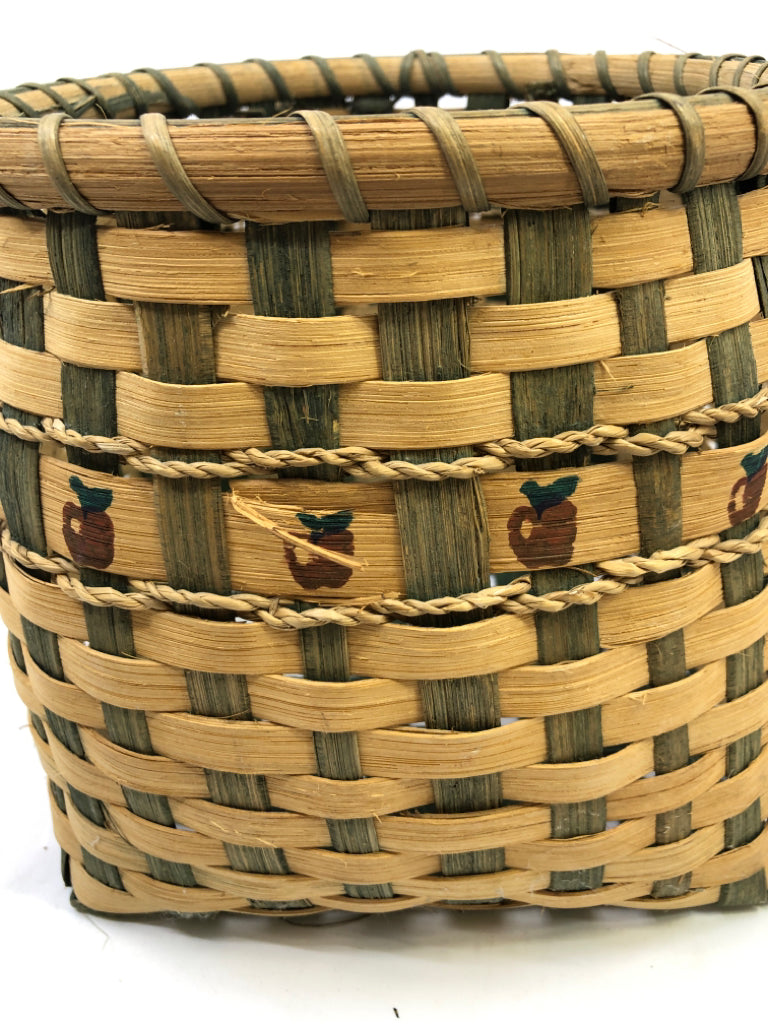 BLONDE/GREEN APPLE WEAVE BASKET WITH CERAMIC WHITE/APPLE HANDLES.