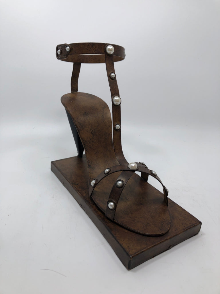 METAL SHOE WINE BOTTLE HOLDER.