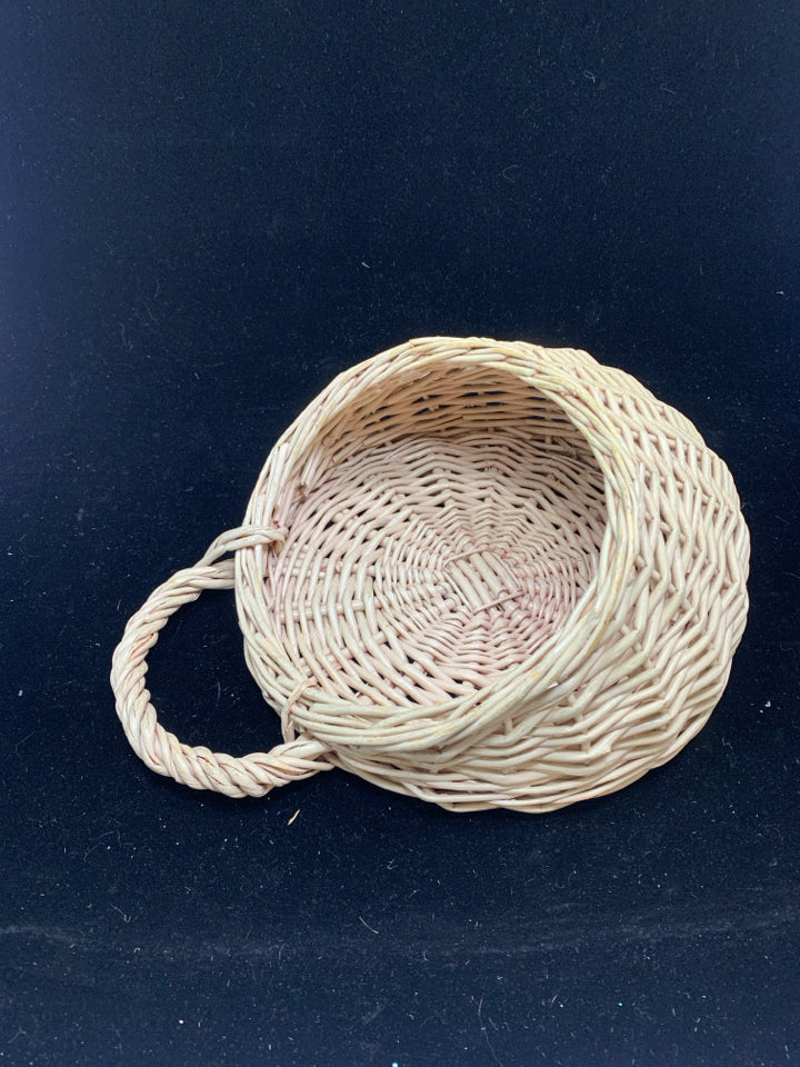ROUND WICKER HANGING BASKET.