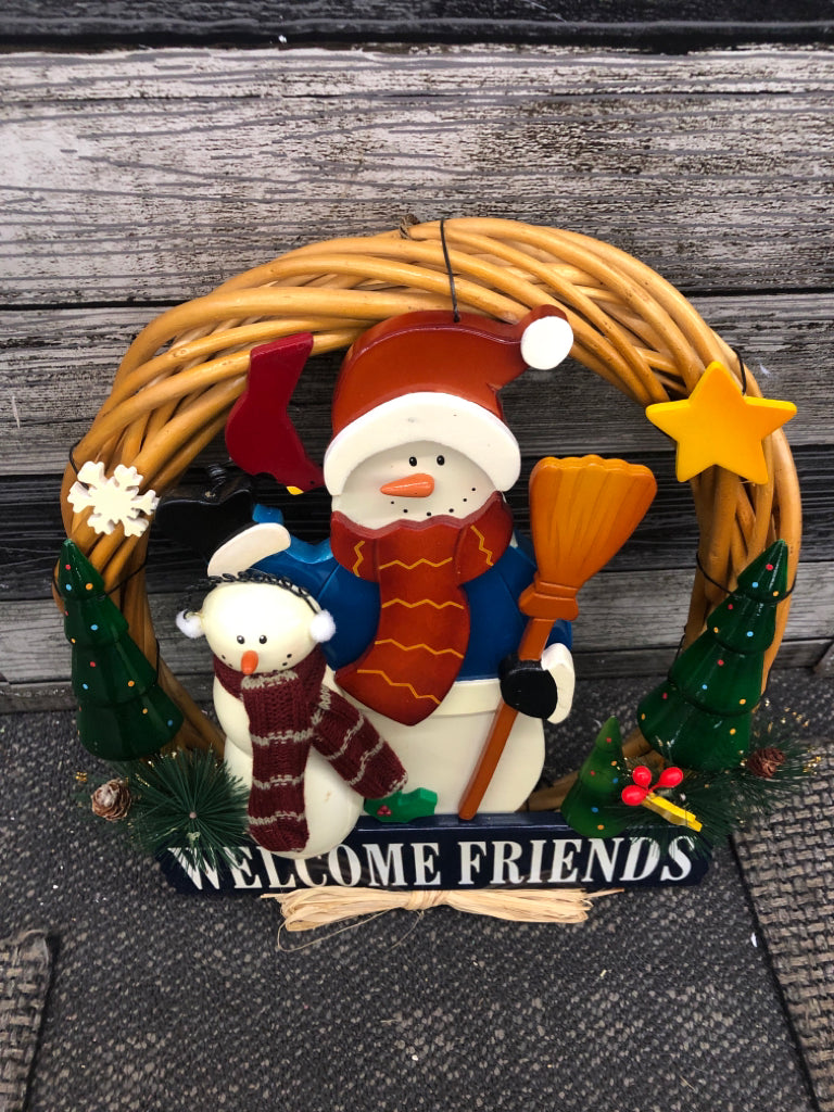GLOSSY WOODEN CHRISTMAS WELCOME WREATH.