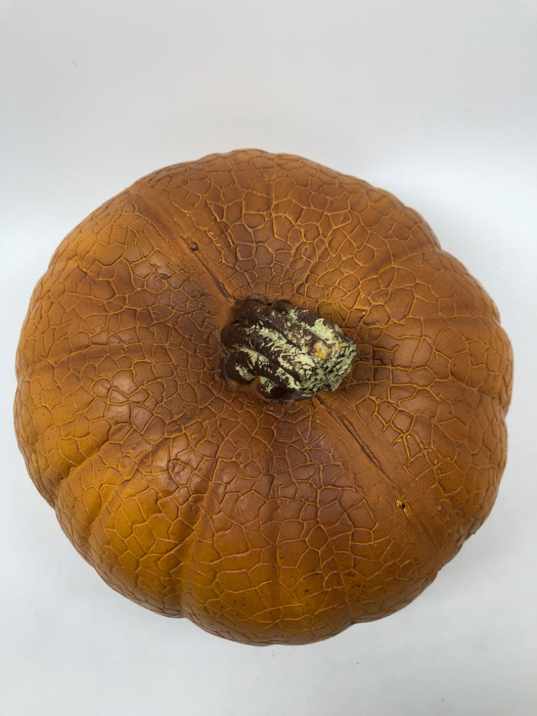PLASTIC CRACKLE PUMPKIN DECOR.