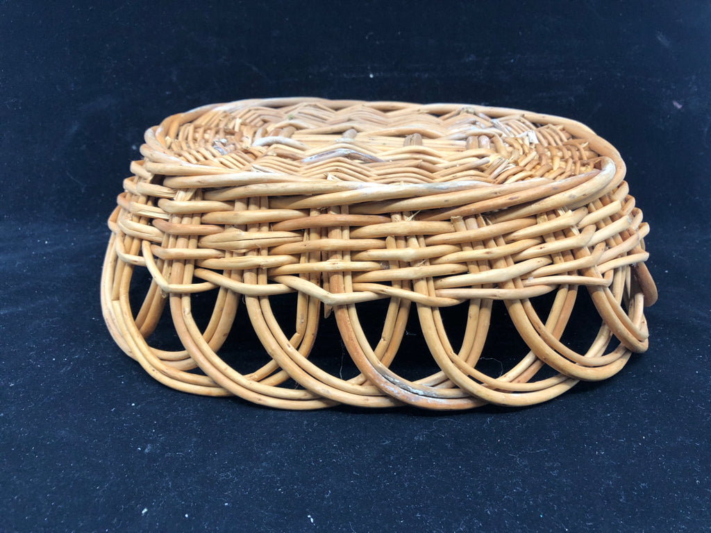 OVAL CUT OUT WAVY EDGE BASKET.