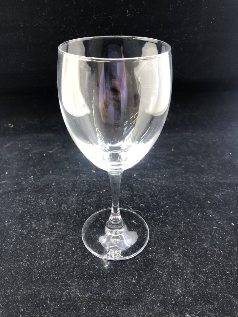 5 CLEAR GLASS WINE GLASSES.