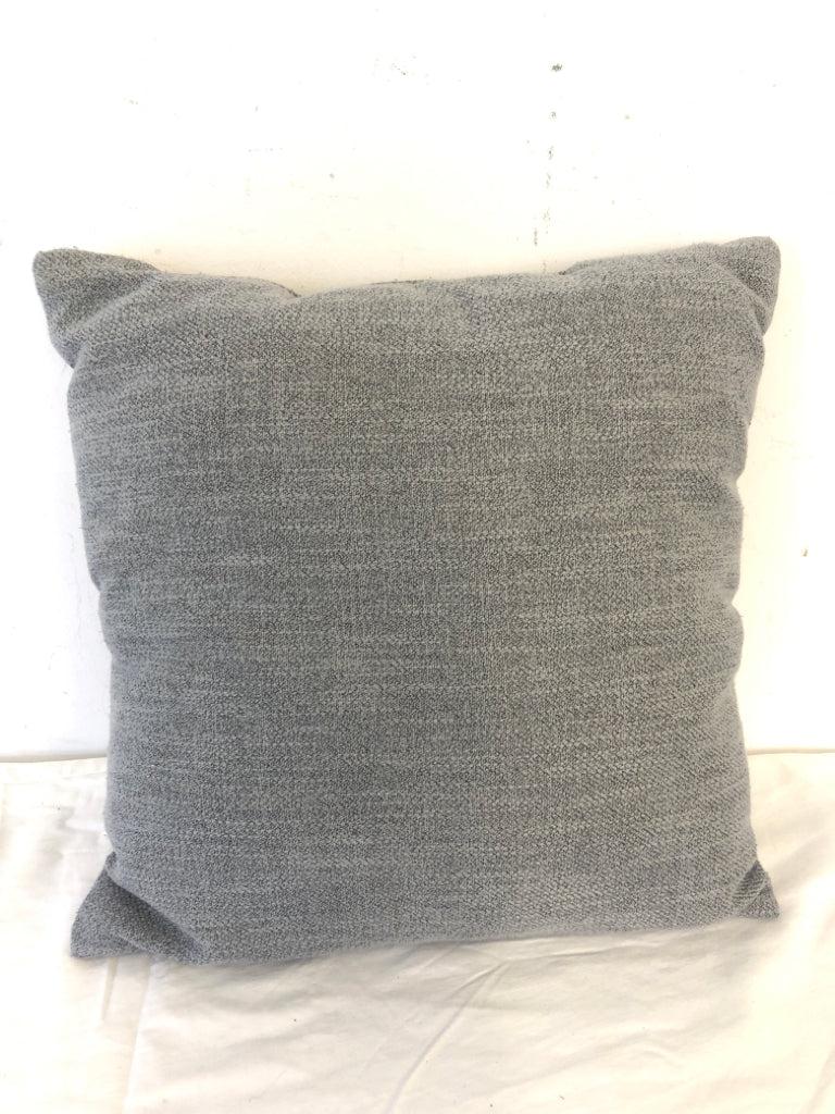 SMALL GREY SQUARE PILLOW.