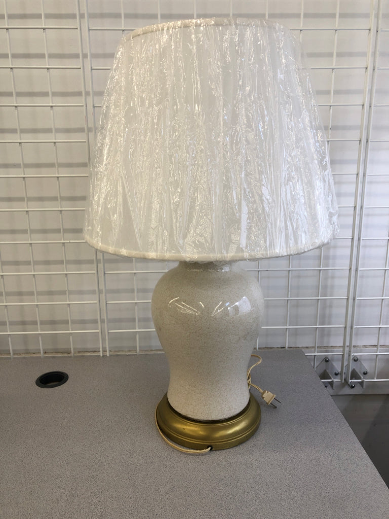 FLORAL PAINTED CERAMIC BASE LAMP W/CREAM SHADE.