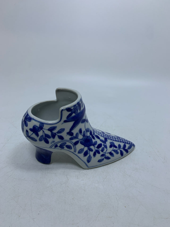 BLUE/WHITE FLORAL HEELED BOOT VASE.