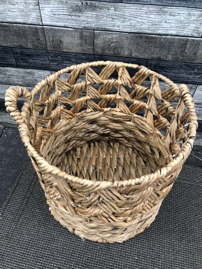 LG WOVEN WICKER BASKET.