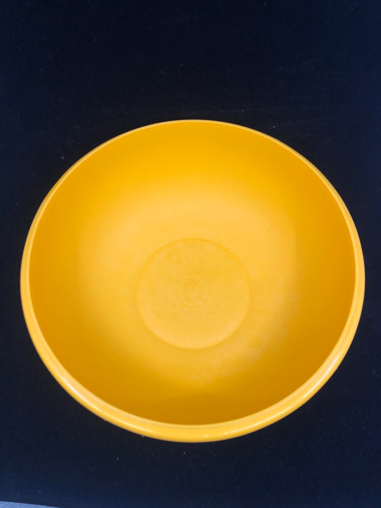 VTG YELLOW TUPPERWARE SERVING BOWL W LID.