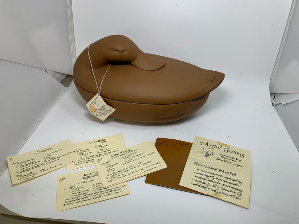 VTG LARGE SWAN MONTY SMITH SWAN ISLAND DESIGN BAKING COVERED DISH W/ INFO CARDS/