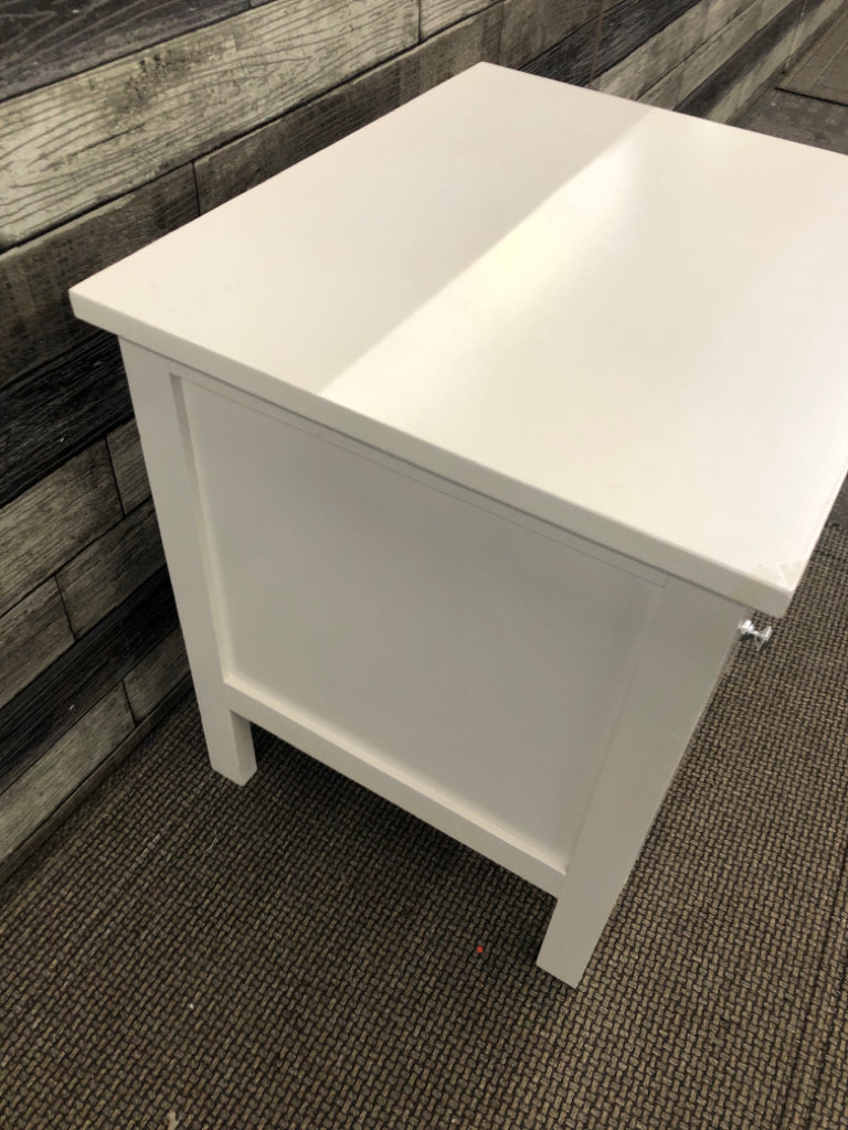 2-DRAWER WHITE SIDE TABLE.