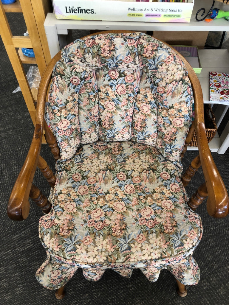VTG LOW CUSHION WOOD CHAIR FLORAL PATTERN.