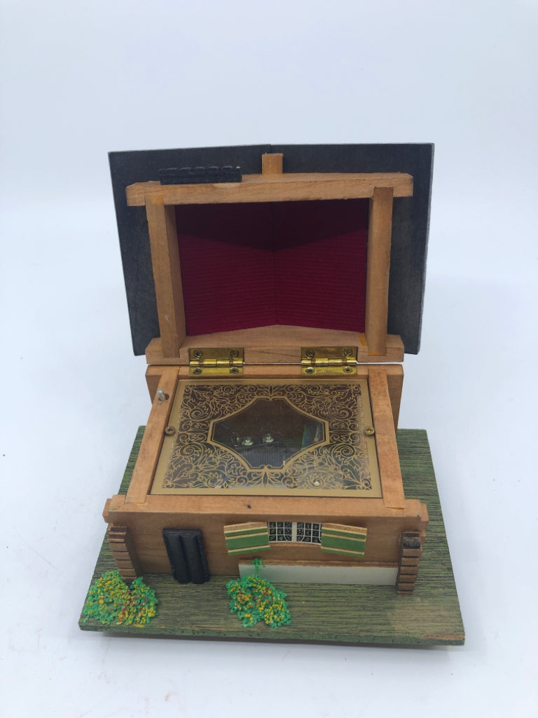 VTG WOOD CABIN MUSIC BOX.