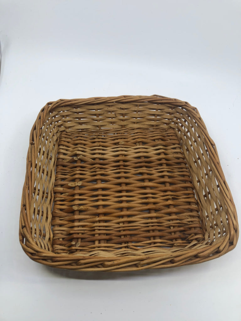 SQUARE WOVEN TRAY.