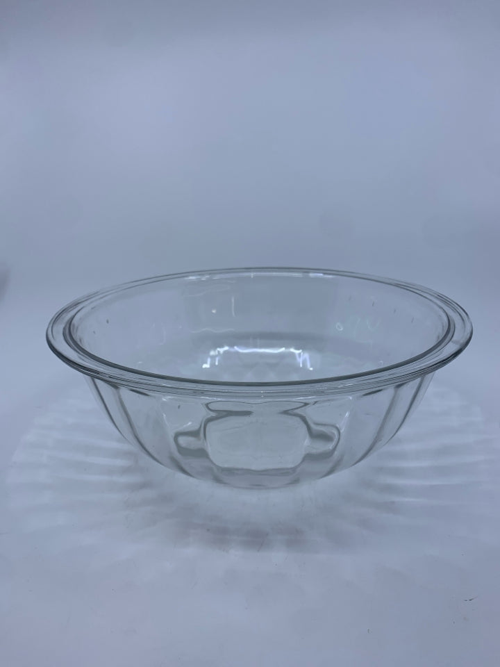 PYREX CLEAR W/ RIBBED DESIGN MIXING BOWL.