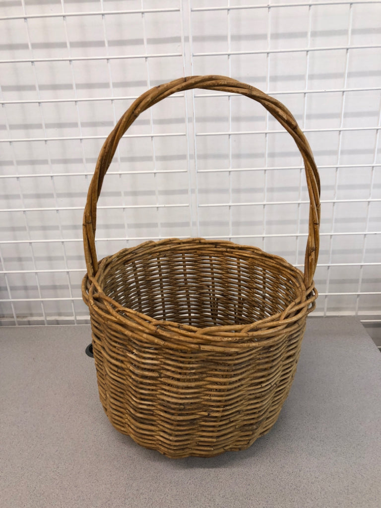 WICKER BASKET W/LG HANDLE.