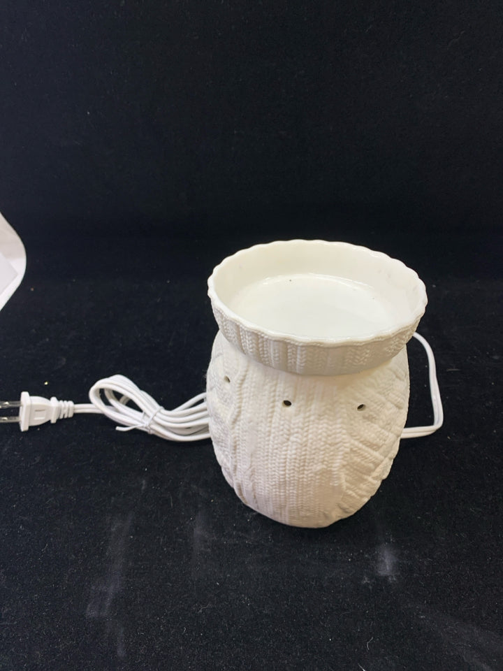 WHITE SWEATER PATTERN WAX WARMER.