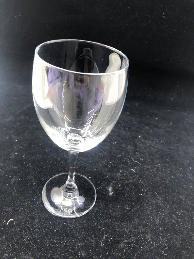 5 CLEAR GLASS WINE GLASSES.