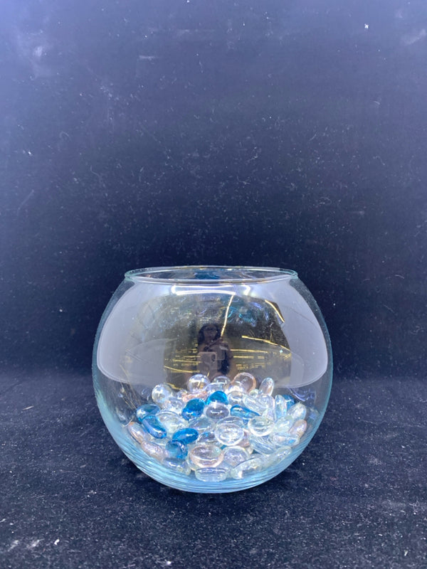 GLASS FISH BOWL WITH GLASS STONES.