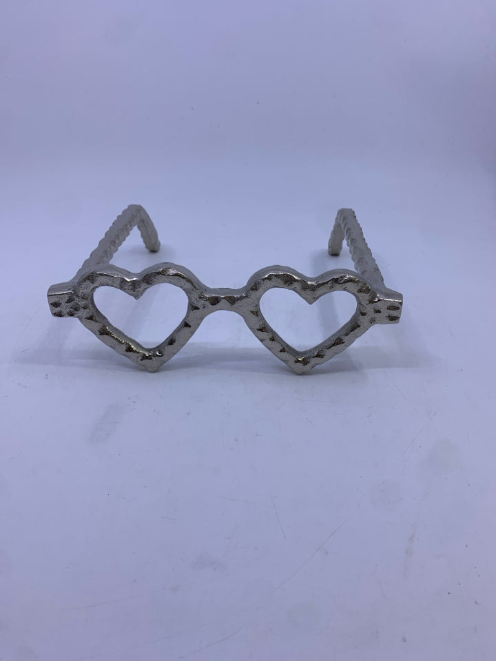METAL HEART GLASSES DESK DECOR.
