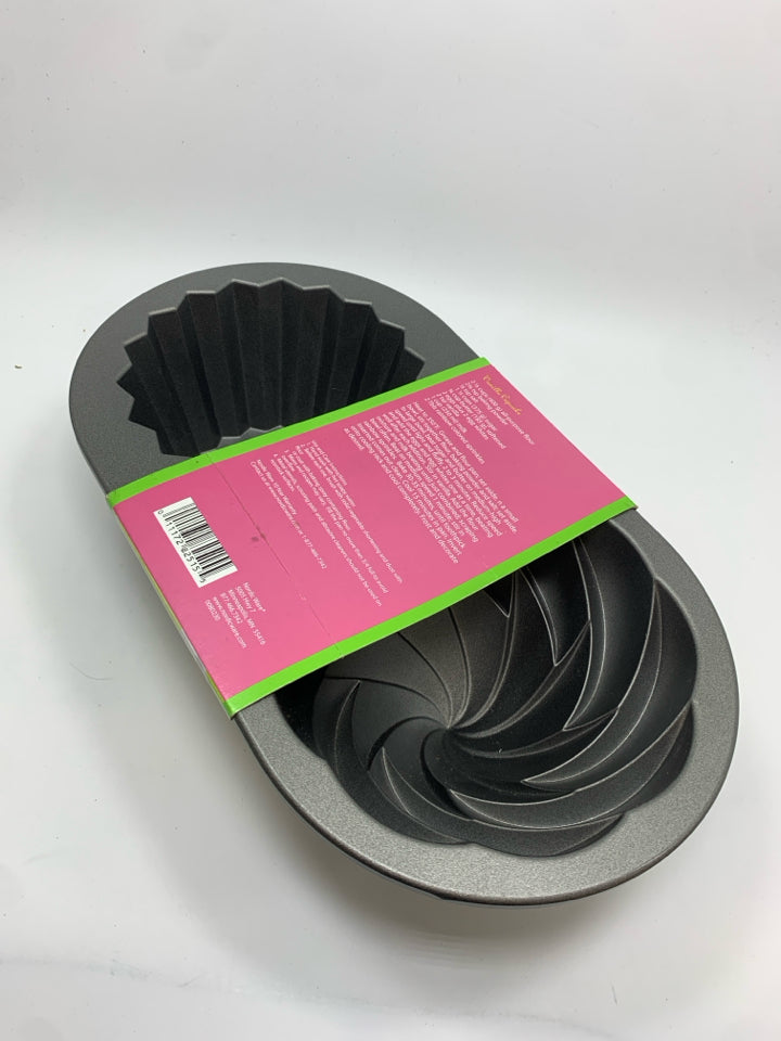 NWT NORDIC WARE CUPCAKE CAKE PAN.