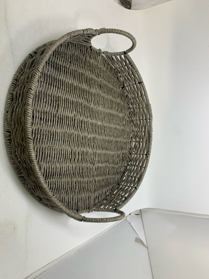 PLASTIC WOVEN CIRCLE TRAY.