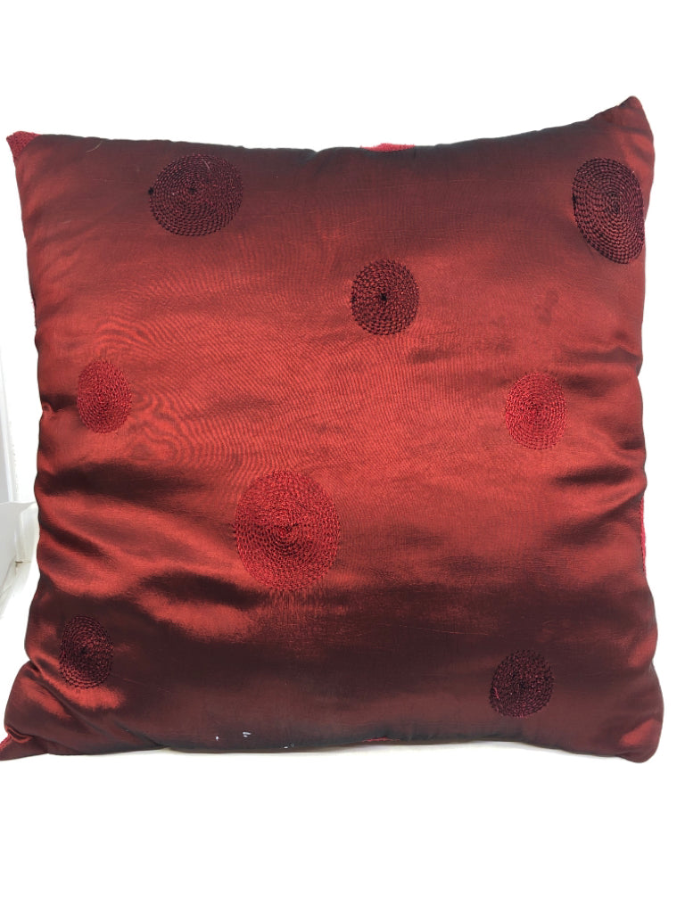 RED SQUARE PILLOW W DOTS.