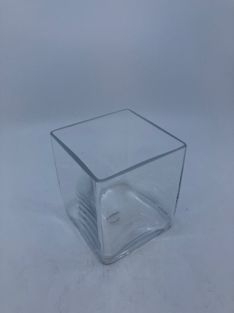 CLEAR GLASS SQUARE VASE.