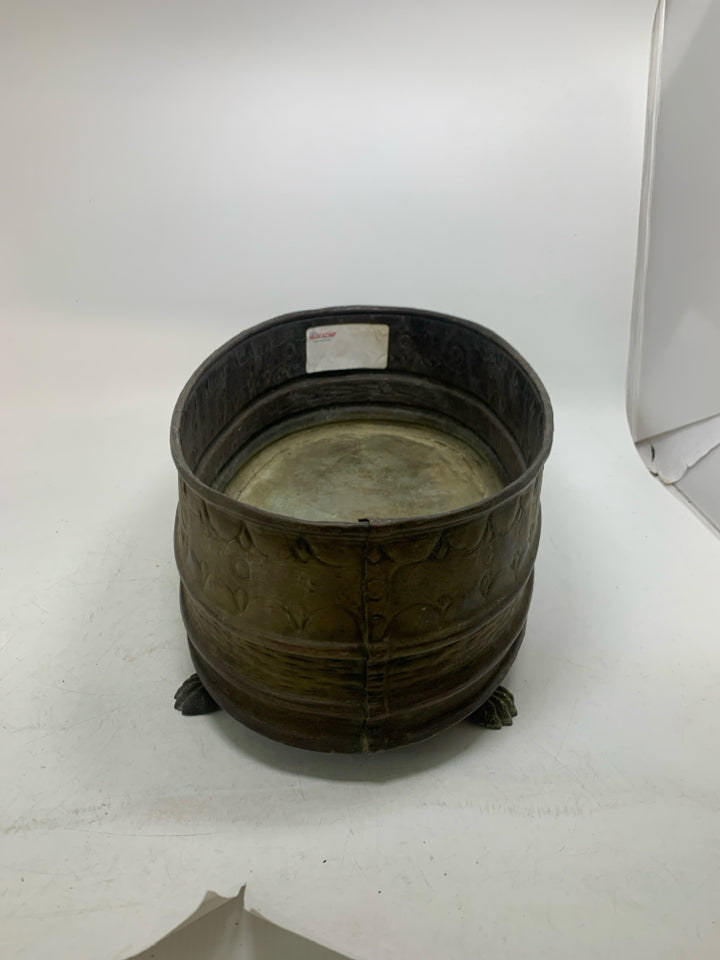 VTG FOOTED OVAL METAL PLANTER.