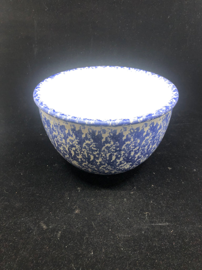 BLUE AND WHITE SPONGED BOWL.