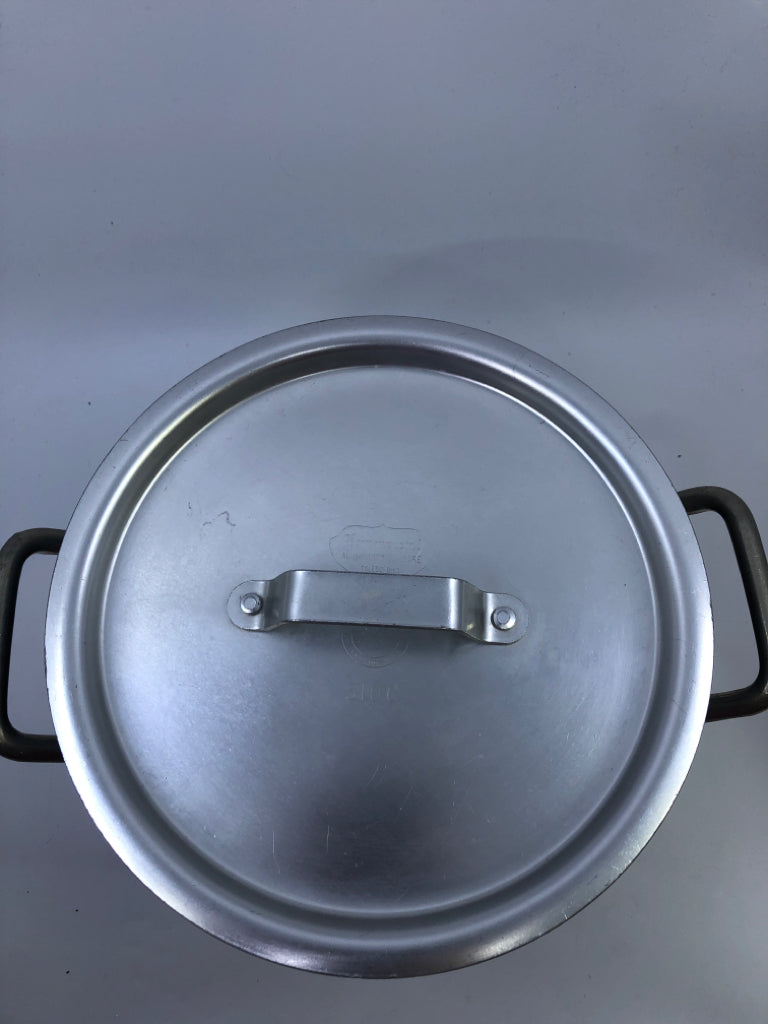 METAL STOCK POT W SILVER LID.