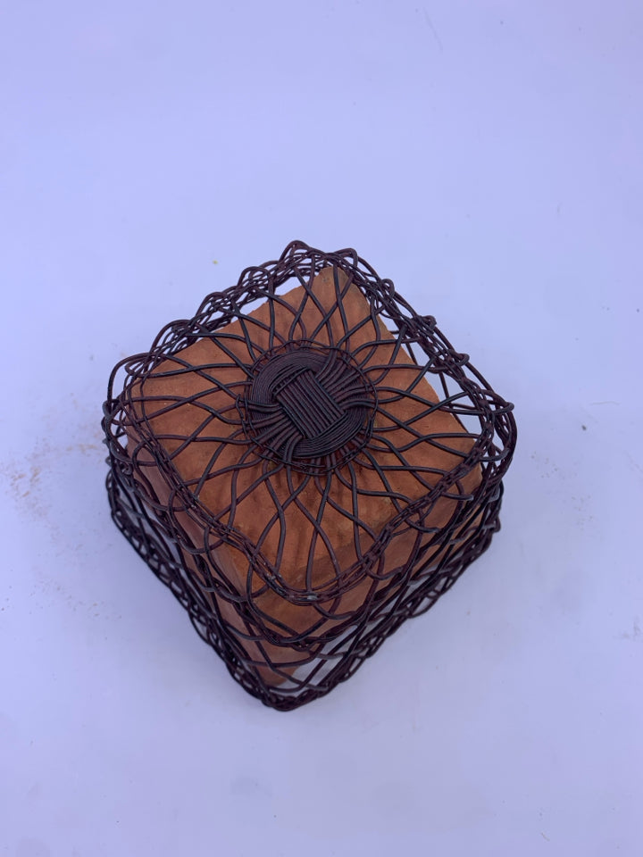 TERRA COTTA PLANTER W BROWN WIRE HOLDER.