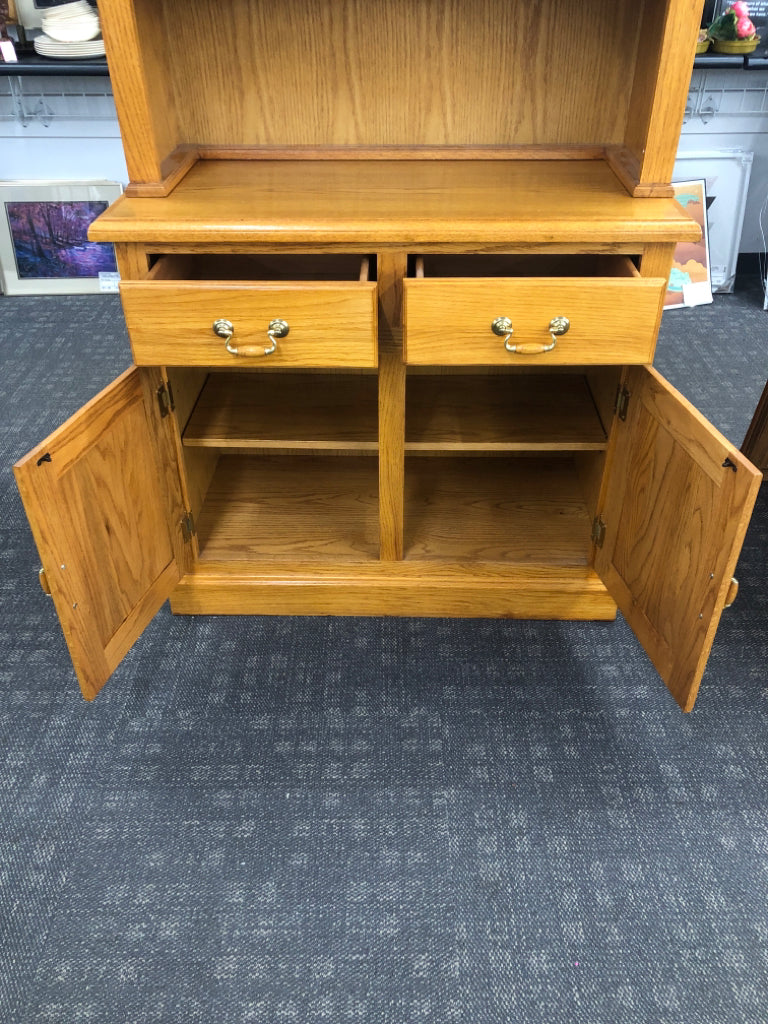2PC OAK HUTCH W/GLASS DOORS AND LIGHTS BRASS HANDLES.