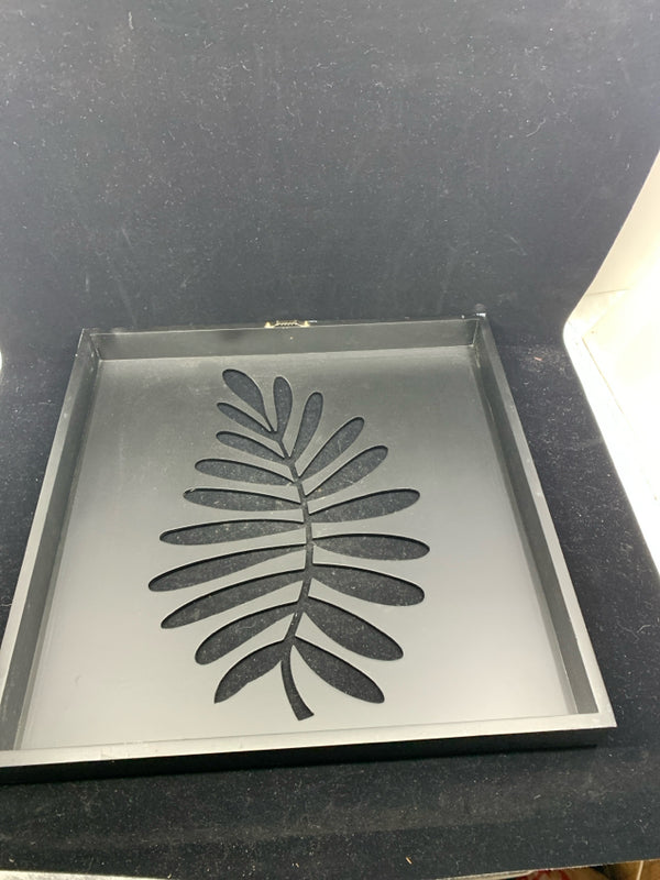 BLACK CUT OUT LEAF WALL HANGING.