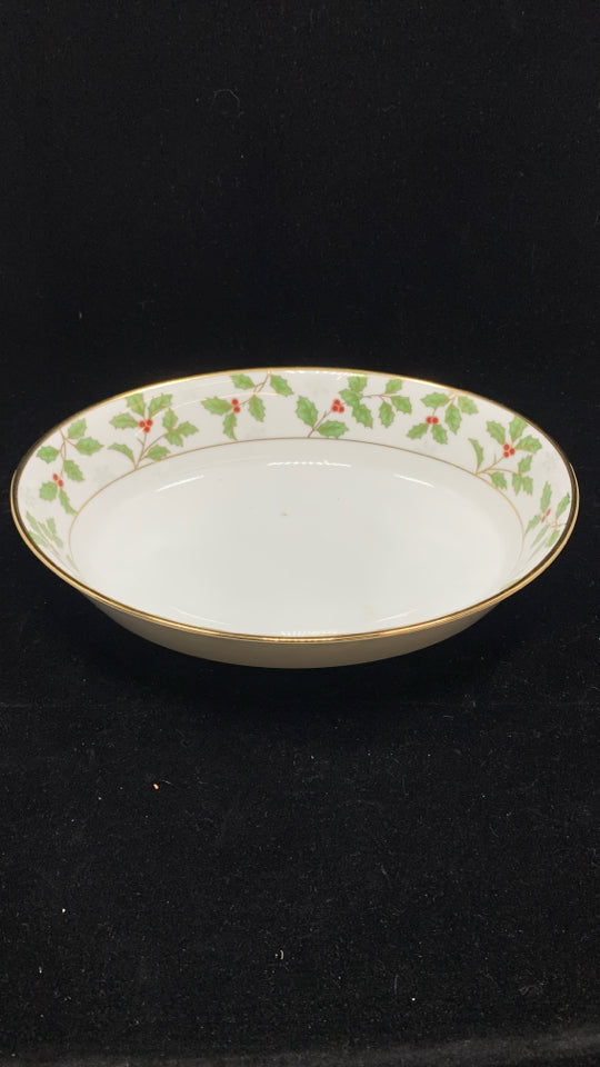 HOLLY & BERRY CHRISTMAS DISH SET SRV FOR 8- NORITAKE.