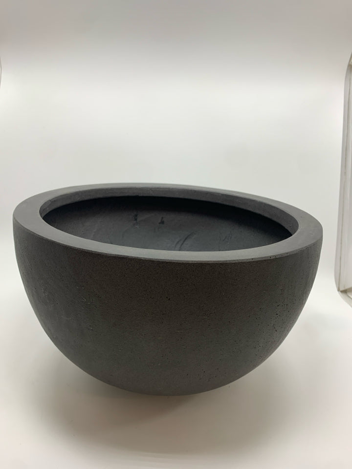 GREY RESIN PLANTER.